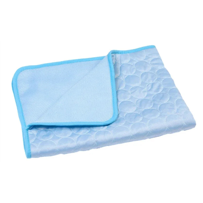 Tapis rafraîchissant bleu pour animaux avec rabat en tissu mesh clair