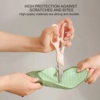 Gant de toilettage double face vert, tenue robuste, résistance aux déchirures montrée.