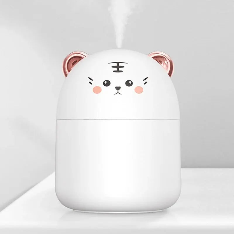 Humidificateur kawaii posé sur un bureau – ambiance cosy et humidité optimale blanc