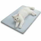 Tapis rafraîchissant bleu clair, chat blanc couché sur le tapis.
