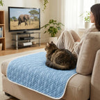 Tapis rafraîchissant bleu à motif losanges, chat couché sur canapé