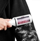 Brosse anti-poils électrostatique sur vêtement noir, poils retenus dans le rouleau