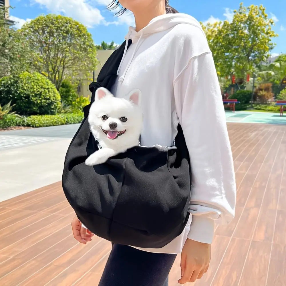 Sac bandoulière noir avec bandoulière, poche avant et rabat supérieur, porté
