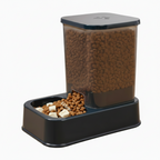 Distributeur automatique pour animaux noir, bac rempli de croquettes brunes