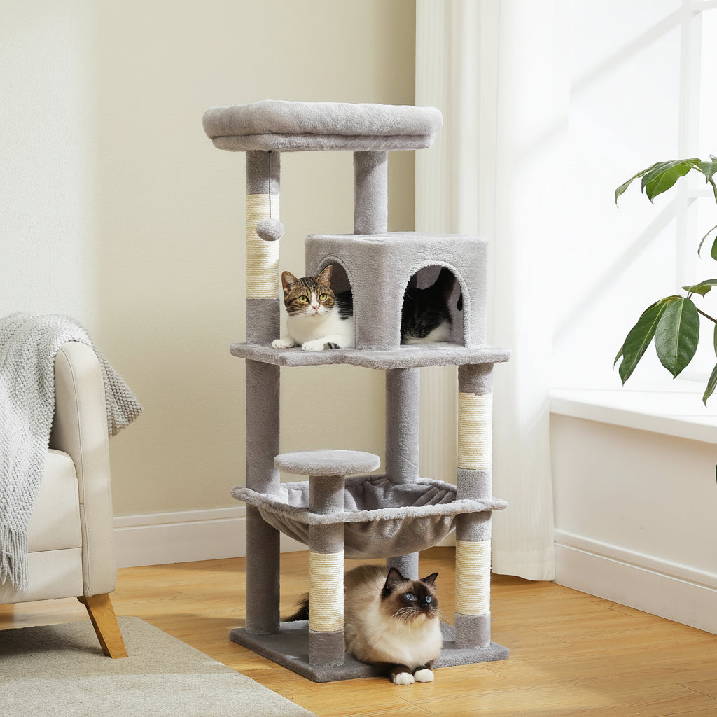Arbre à chat gris avec plateformes superposées et cabanes en tissu, base stable