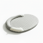 Coussin ovale gris clair pour animaux, texture nid d’abeille et cale-tête