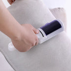 Brosse anti-poils électrostatique blanche avec rouleau violet, brossage sur tissu beige