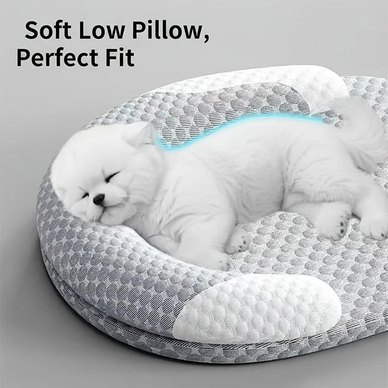 Tapis rafraîchissant ovale gris clair avec coussin bas, chien endormi sur la housse texturée